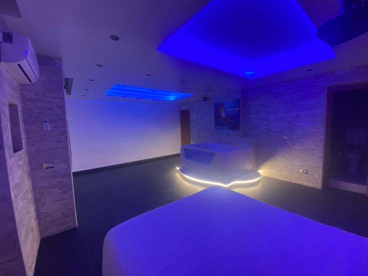 Suíte com Cama King-size e Banheira de Hidromassagem